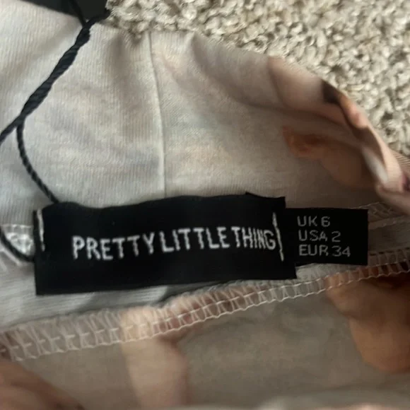 PrettyLittleThing Printed High Neck Long Sleeve Cropped Top - Picture 3 of 6